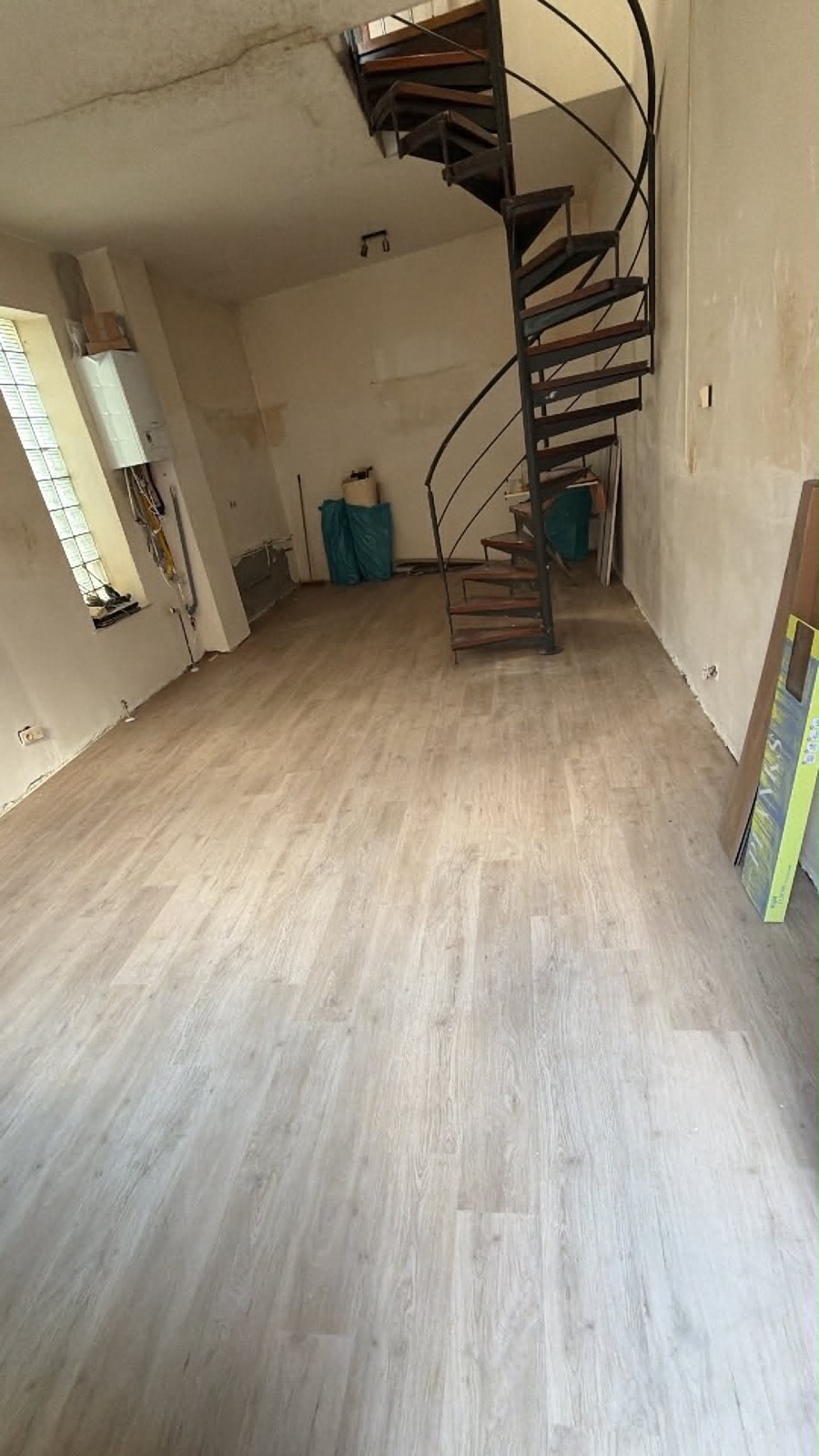 Sol LVT terminé près d'un escalier
