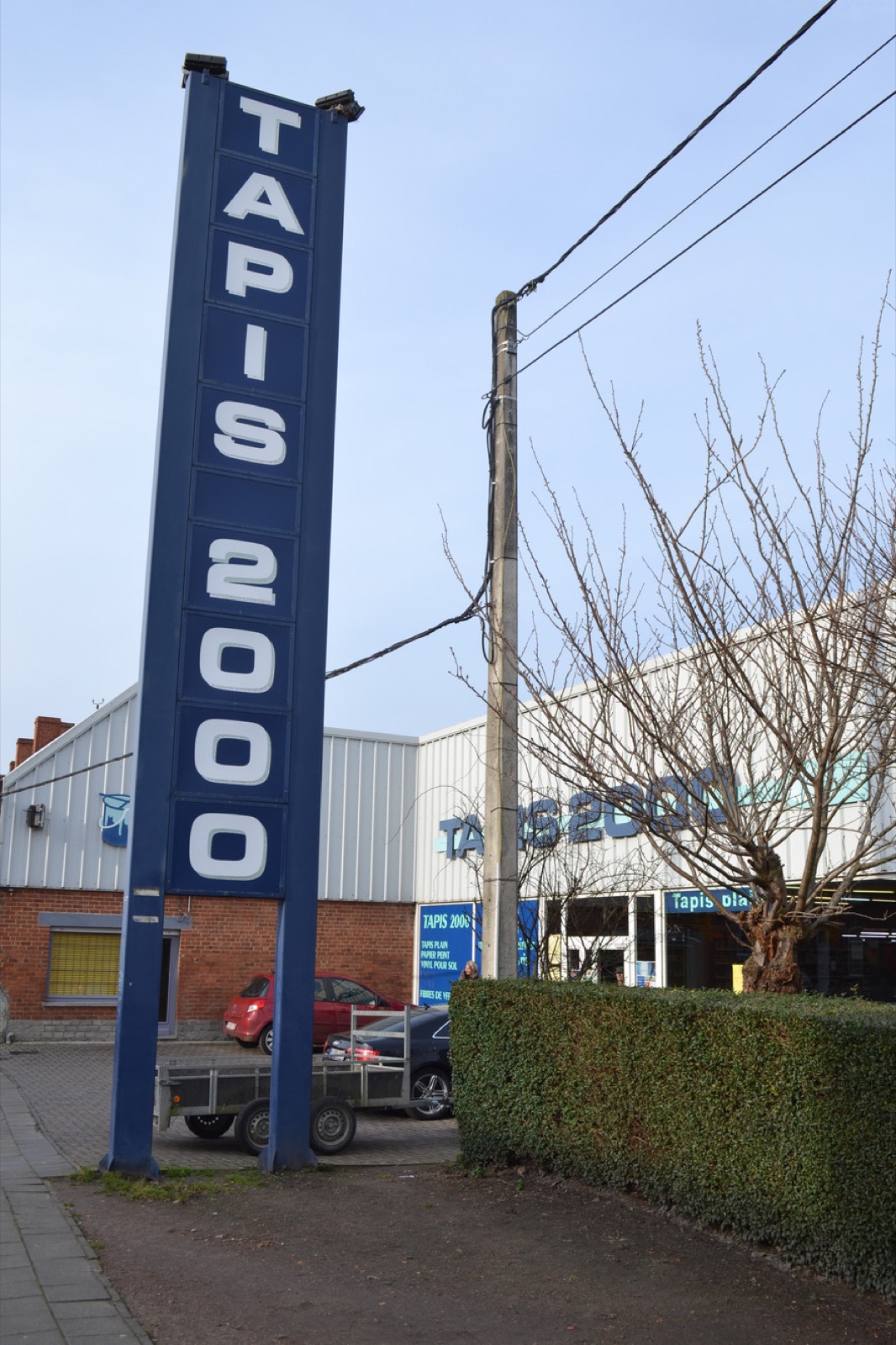 Devanture et enseigne du magasin TAPIS 2000 à Quaregnon