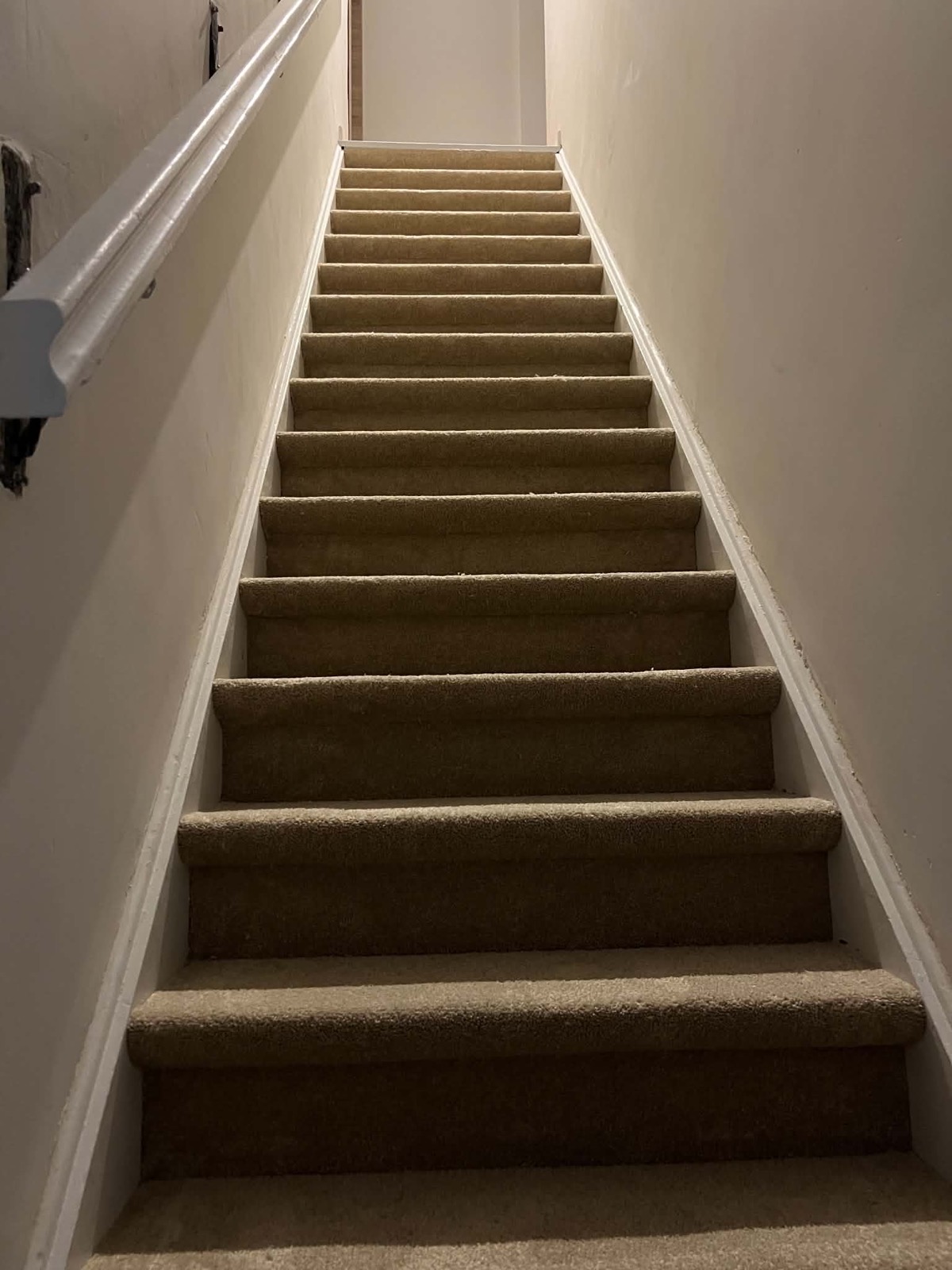 Après : escalier avec moquette neuve